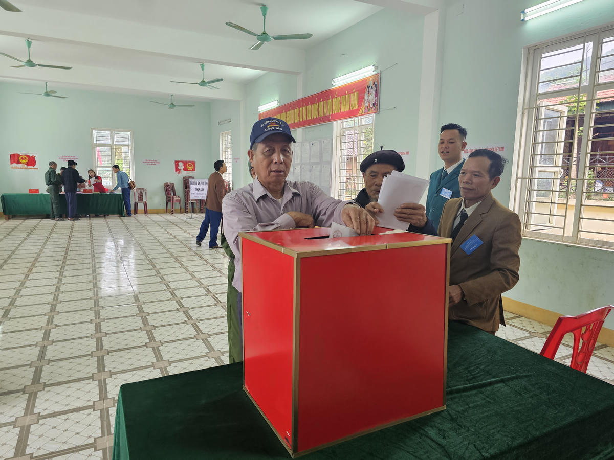 Ông Kha Thanh Nguyên, 69 tuổi, ở bản Khe Quỳnh, xã Nga My đang bỏ phiếu bầu cử. Ảnh: Quốc Thanh