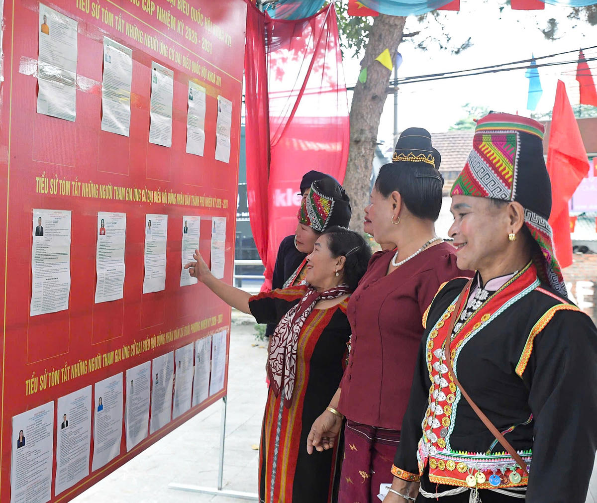 Cử tri chăm chú tìm hiểu danh sách những người ứng cử đại biểu Quốc hội khóa XVI và đại biểu HĐND các cấp nhiệm kỳ 2026 – 2031, trước khi thực hiện quyền lựa chọn.