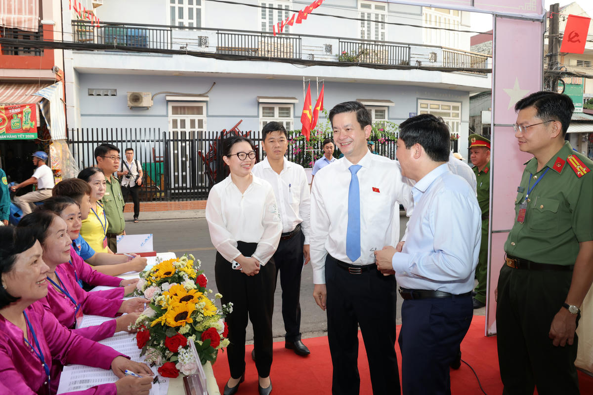 Ông Lê Quang Tùng, Ủy viên Ban Chấp hành Trung ương Đảng, Bí thư Thành ủy Cần Thơ bỏ phiếu tại khu vực bỏ phiếu số 22. Ảnh Trung Phạm. 