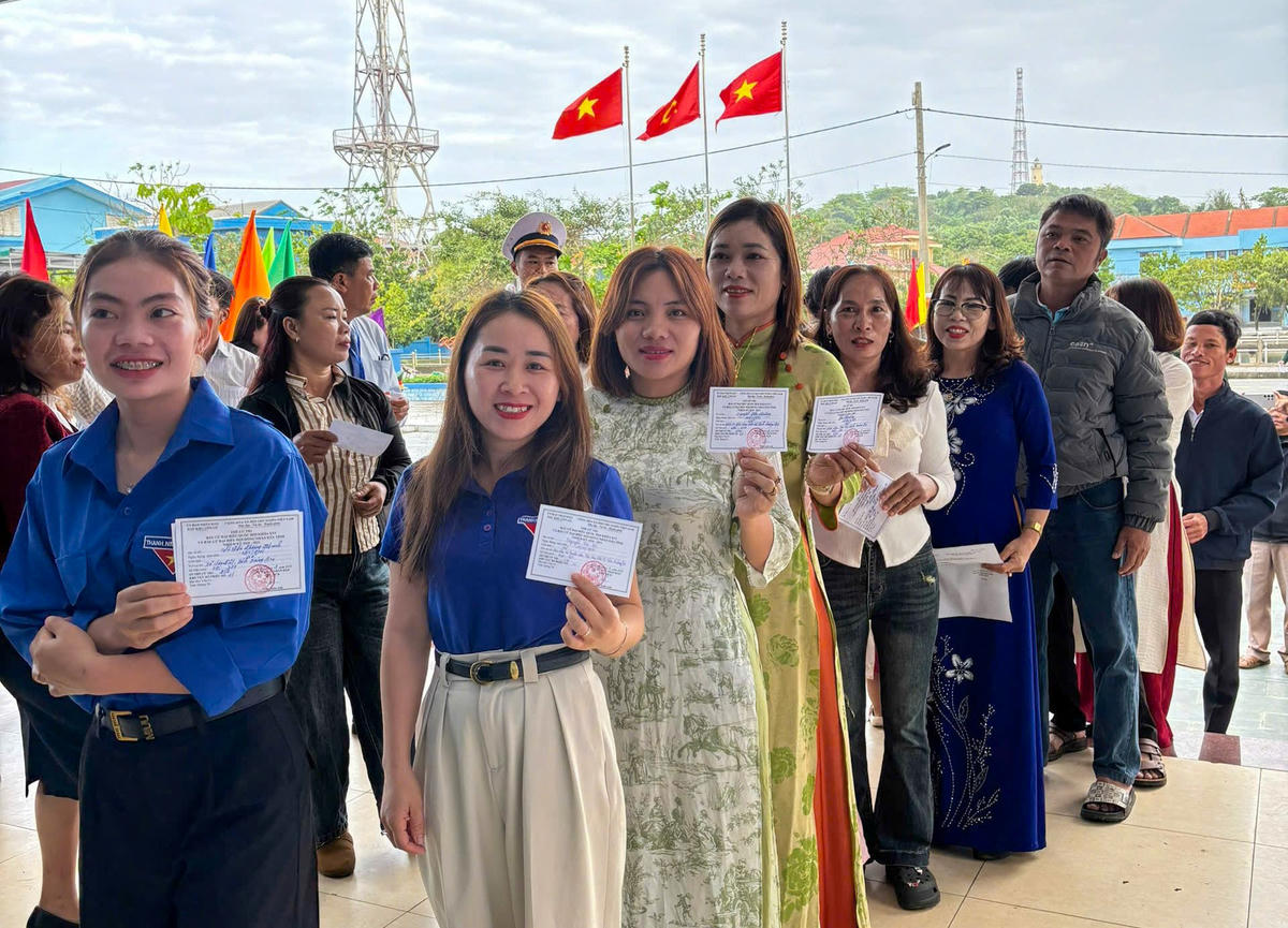 Biểu cảm tươi tắn, hồ hởi của các cử tri khi đi bầu cử. Ảnh: ĐK.