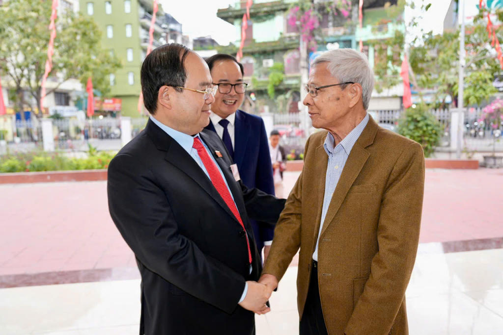  Bí thư Tỉnh ủy Quảng Ninh Quản Minh Cường trò chuyện với các cử tri phường Hồng Gai.