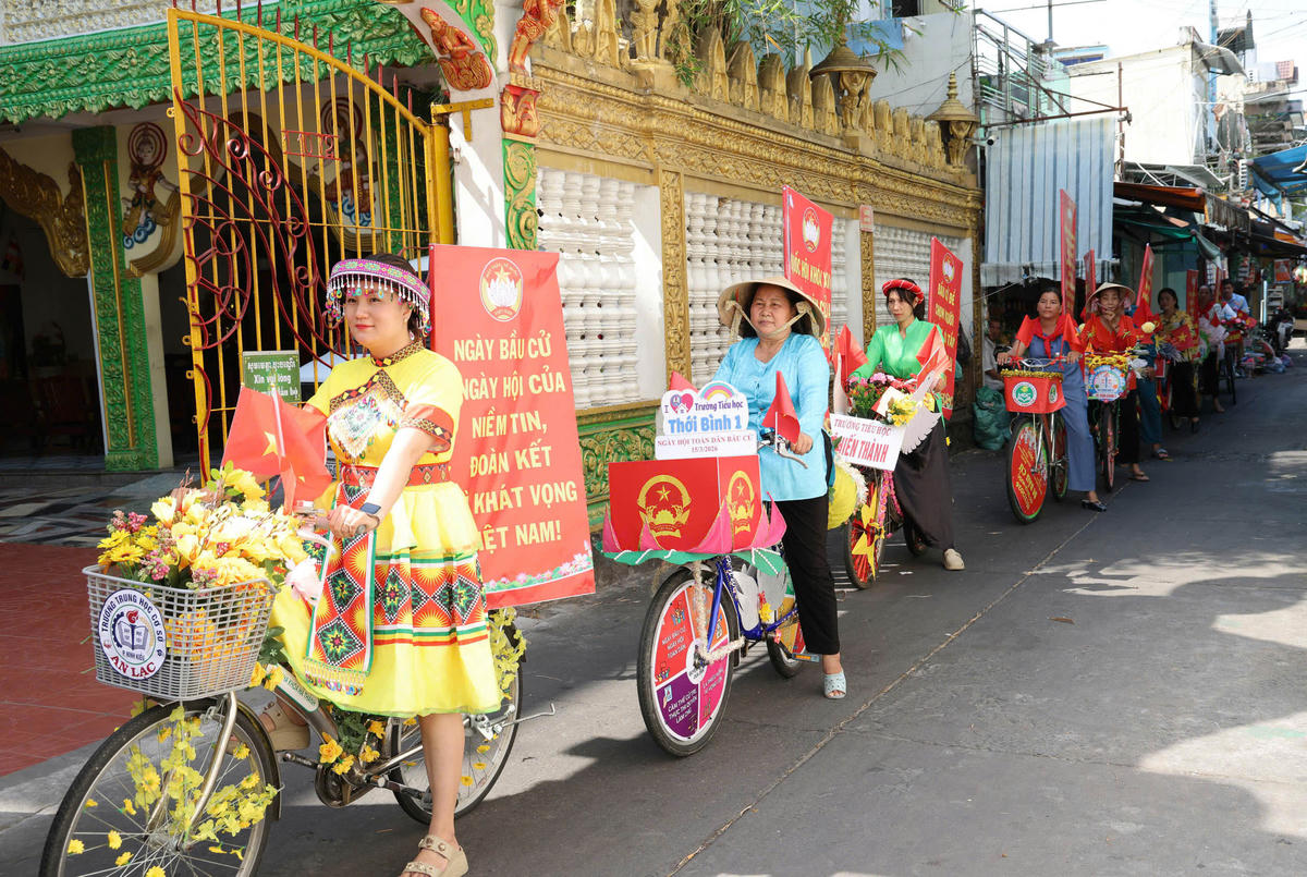 Các đoàn viên thanh niên phường Ninh Kiều tổ chức các hoạt động tuyên truyền bầu cử lưu động. Ảnh Trung Phạm 