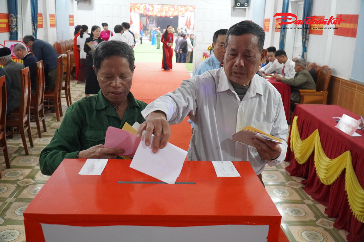 Cử tri Hà Tĩnh bỏ phiếu bầu chọn 58 đại biểu HĐND tỉnh nhiệm kỳ 2021-2026. Ảnh: Hạnh Nguyên.