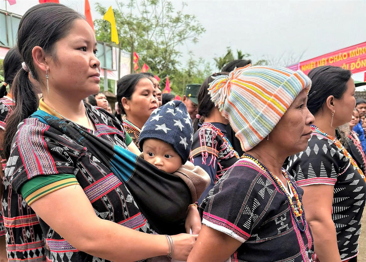 Cử tri xã A Vương hân hoan đến với ngày bầu cử. Ảnh: CV