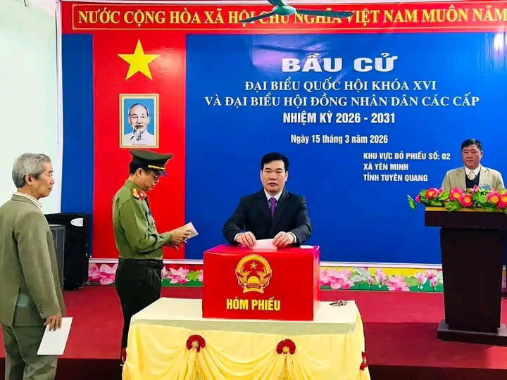 Ông Nguyễn Việt Khánh - Phó Chủ tịch Ủy ban MTTQ Việt Nam tỉnh Tuyên Quang tham gia bỏ phiếu tại khu vực bầu cử số 2, xã Yên Minh.