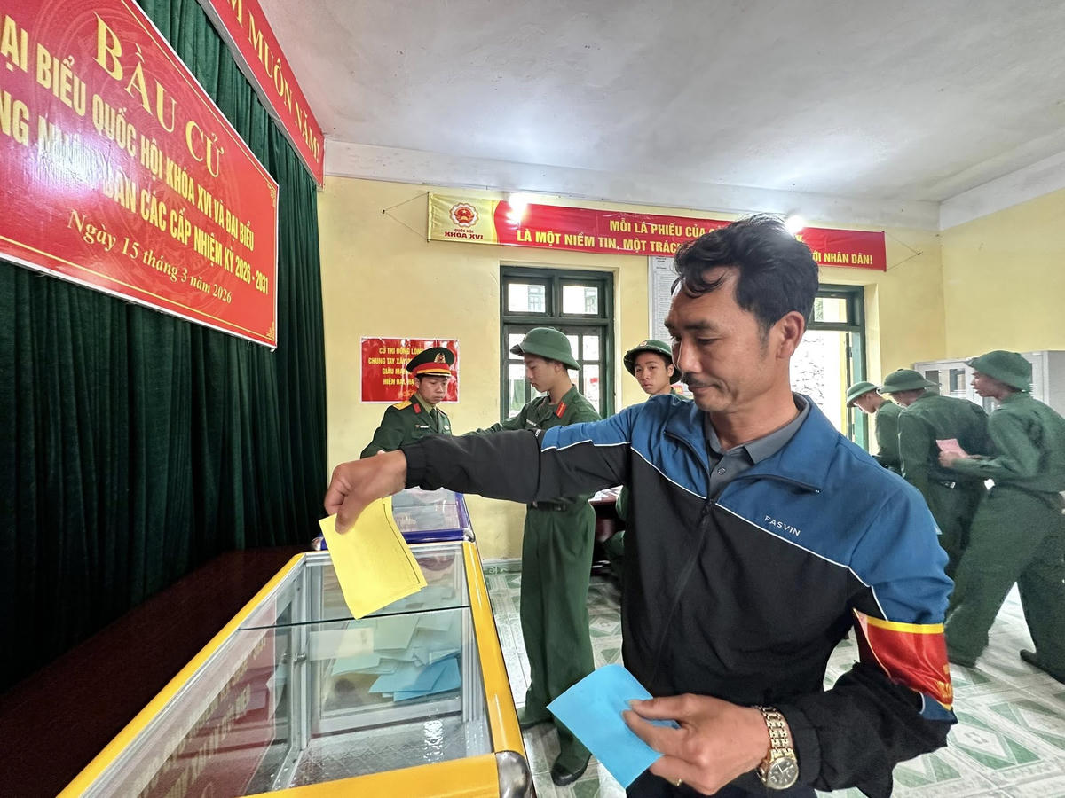 Nhiều cử tri Cô Tô là ngư dân, thường xuyên vươn khơi, bám biển dài ngày, đã chủ động sắp xếp thời gian trở về và nhanh chóng có mặt tại khu vực bỏ phiếu để thực hiện quyền và nghĩa vụ công dân.