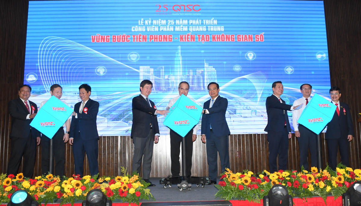 Các vị lãnh đạo, nguyên lãnh đạo bộ ngành Trung ương và TP Hồ Chí Minh chúc mừng Kỷ niệm 25 năm của QTSC. Ảnh: TM.