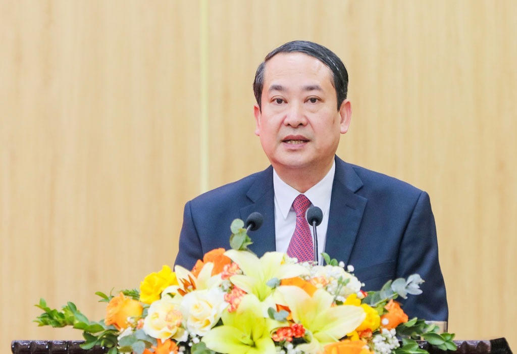 Ông Mai Văn Tuất - Phó Bí thư Tỉnh ủy, Chủ tịch Ủy ban MTTQ Việt Nam tỉnh Ninh Bình công bố quyết định về việc điều động, phân công ông Trần Đăng Quỳnh giữ chức Phó Bí thư Tỉnh ủy Ninh Bình. Ảnh: Đức Lam