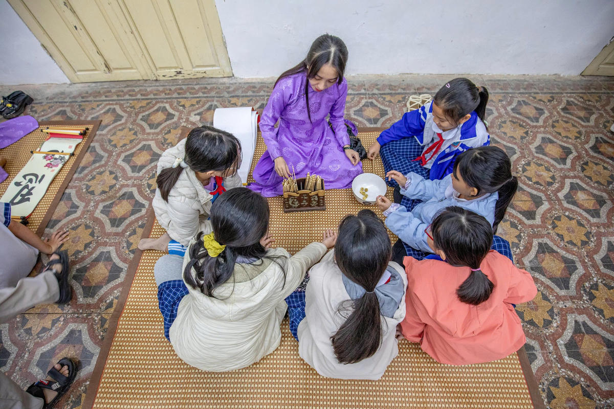 Các em học sinh đang trải nghiệm trò chơi cung đình. Ảnh: X.Đ.