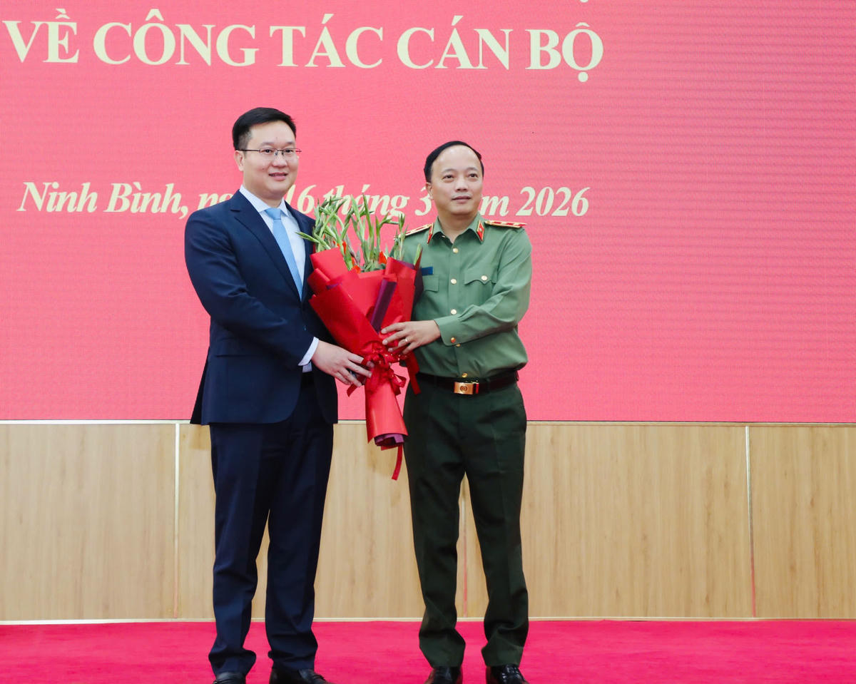 Trung tướng Đặng Hồng Đức - Ủy viên Trung ương Đảng, Thứ trưởng Bộ Công an tặng hoa chúc mừng ông Trần Đăng Quỳnh. Ảnh: Đức Lam