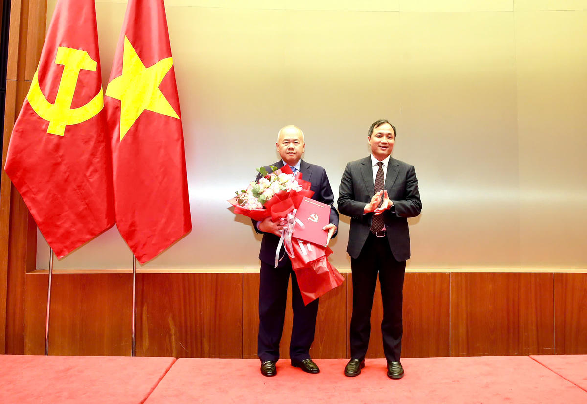 Phó Trưởng Ban Thường trực Ban Tổ chức Trung ương&nbsp;Hoàng Trung Dũng trao Quyết định và tặng hoa chúc mừng  tân Phó Bí thư Thành ủy Hải Phòng Đỗ Thành Trung.