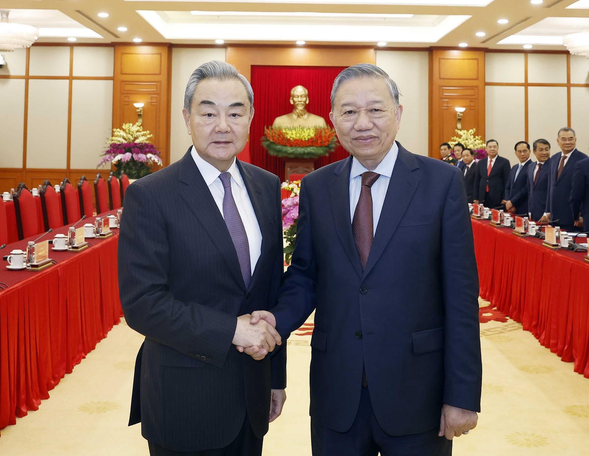 Tổng Bí thư Tô Lâm và Bộ trưởng Ngoại giao Trung Quốc Vương Nghị. Ảnh: Thống Nhất – TTXVN

