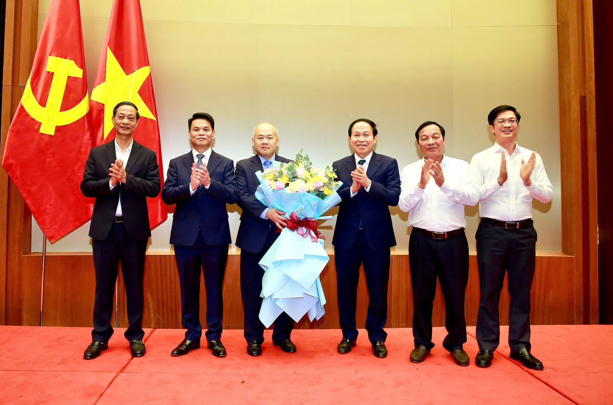 Thường trực Thành ủy Hải Phòng tặng hoa chúc mừng  tân Phó Bí thư Thành ủy Hải Phòng Đỗ Thành Trung.