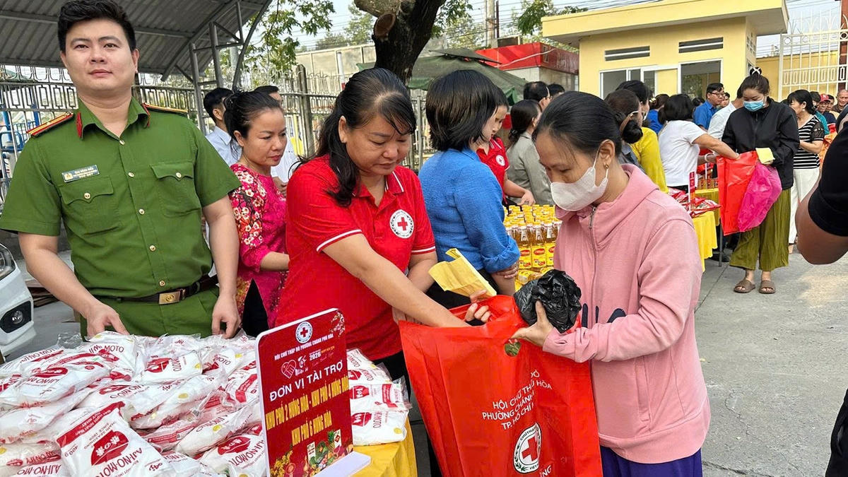 Hội Chữ thập đỏ tặng quà cho người có hoàn cảnh khó khăn.&nbsp;
