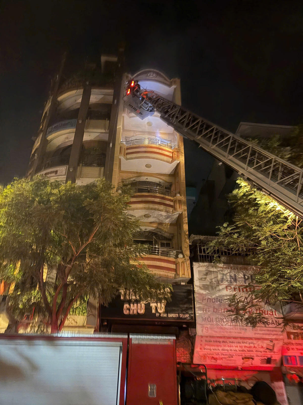 Hiện trường các chiến sĩ&nbsp;Đội CC&amp;CNCH - Khu vực 1 chữa cháy. Ảnh: CA.