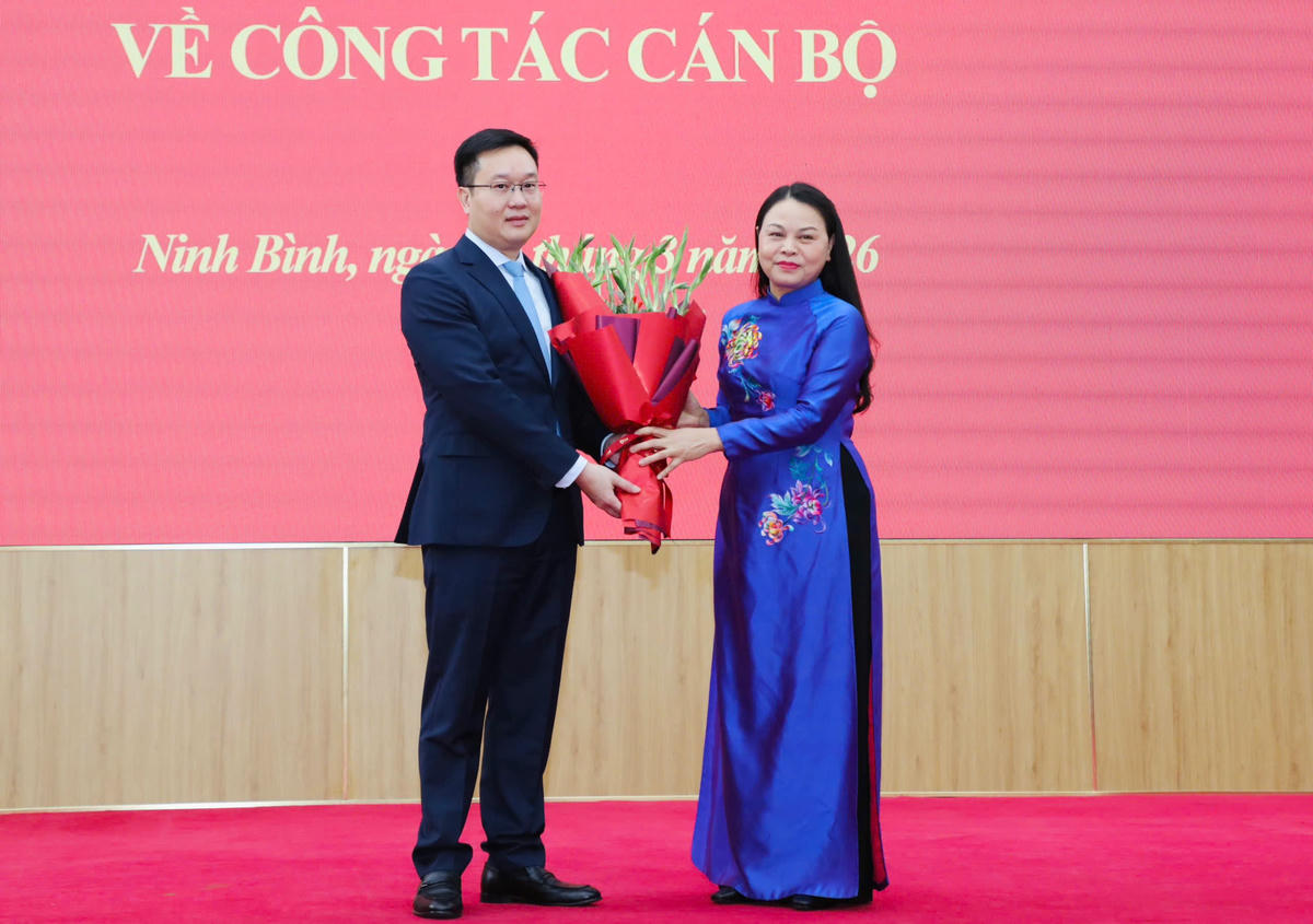 Bà Nguyễn Thị Thu Hà - Ủy viên Trung ương Đảng, Phó Chánh Văn phòng Thường trực Văn phòng Trung ương Đảng tặng hoa chúc mừng ông Trần Đăng Quỳnh. Ảnh: Đức Lam