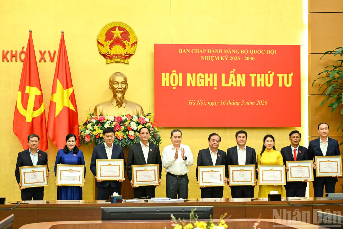 Bí thư Đảng ủy Quốc hội, Chủ tịch Quốc hội Trần Thanh Mẫn trao bằng khen, tặng các cá nhân hoàn thành xuất sắc nhiệm vụ 5 năm liền (2021-2025). (Ảnh: DUY LINH)