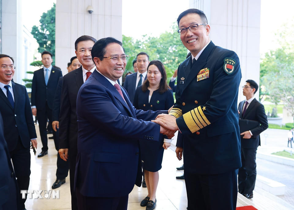 Thủ tướng Phạm Minh Chính và Bộ trưởng Bộ Quốc phòng Trung Quốc Đổng Quân. (Ảnh: Dương Giang/TTXVN)