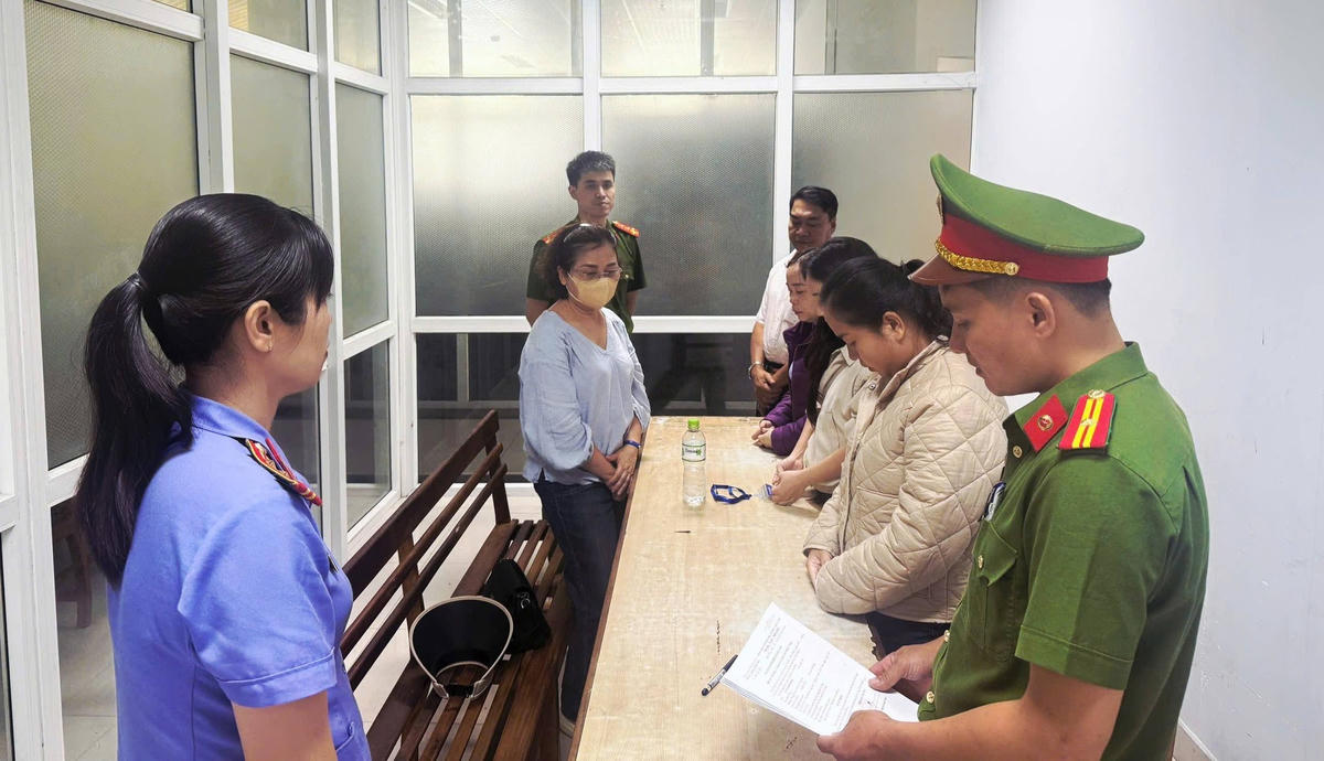 Lực lượng Công an TP Đà Nẵng đọc quyết định bắt đối tượng liên quan vụ án. Ảnh: CV.