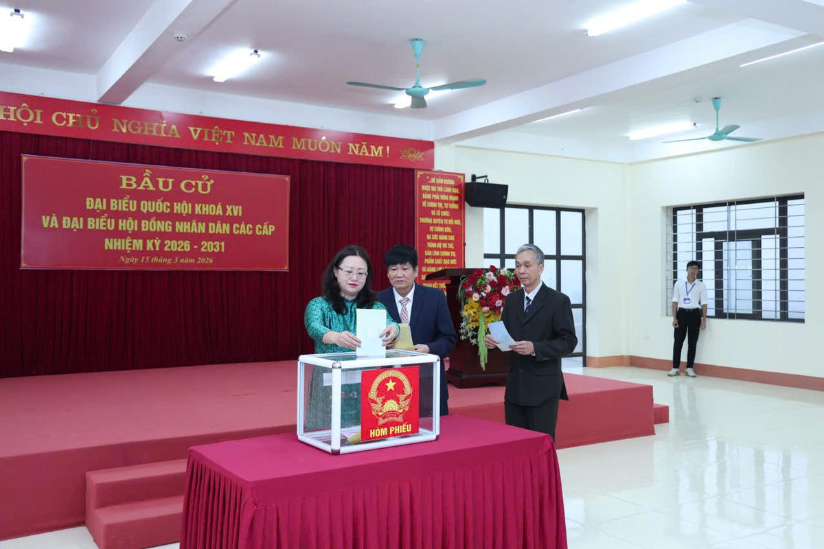 Phó Bí thư Tỉnh ủy, Chủ tịch Ủy ban MTTQ Việt Nam tỉnh Lào Cai Giàng Thị Dung bỏ phiếu thực hiện quyền, nghĩa vụ công dân tại phường Cam Đường. Ảnh: Báo Lào Cai.