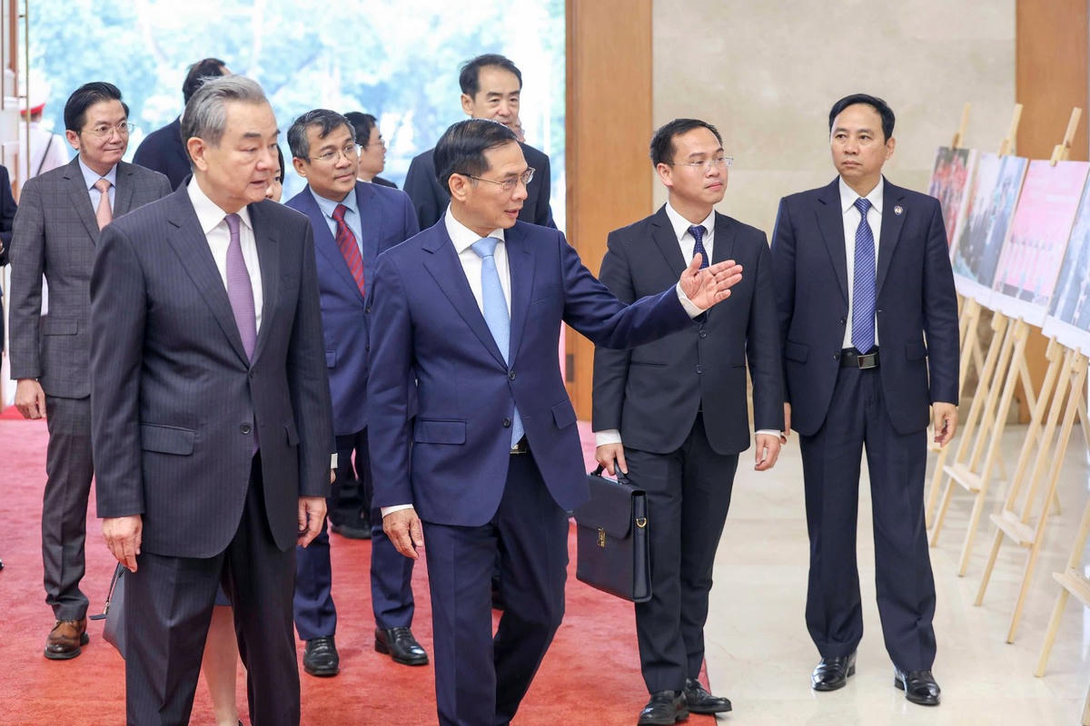 Phó Thủ tướng Chính phủ Bùi Thanh Sơn cùng Bộ trưởng Bộ Ngoại giao Trung Quốc Vương Nghị tham quan triển lãm