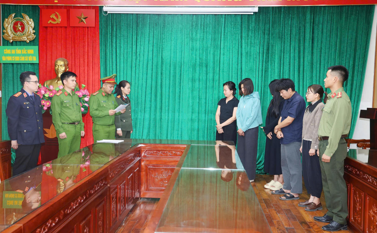 Cơ quan Cảnh sát điều tra Công an tỉnh Bắc Ninh đọc quyết định khởi tố vụ án, khởi tố bị can,&nbsp; lệnh bắt tạm giam các đối tượng.