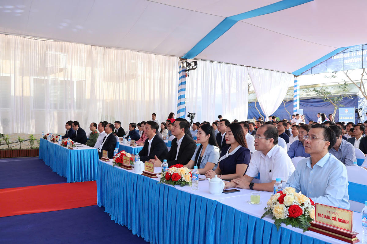 Các đại biểu tham dự buổi lễ.