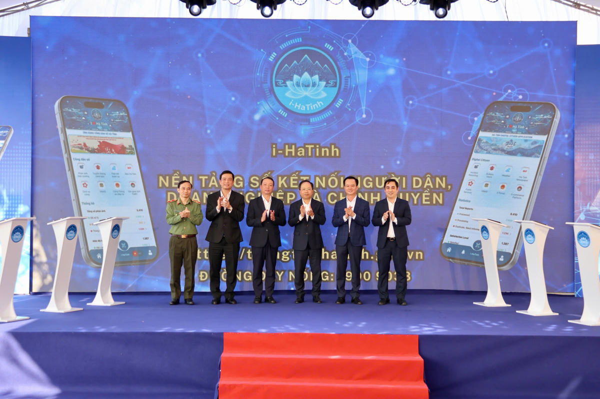 Lãnh đạo Hà Tĩnh tham gia lễ công bố triển khai ứng dụng Công dân số Hà Tĩnh.

