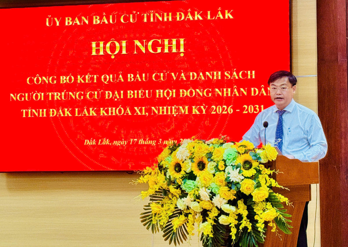 Ông Đỗ Thái Phong, Phó Chủ tịch HĐND tỉnh, Phó Chủ tịch Ủy ban Bầu cử tỉnh thông qua danh sách người trúng cử đại biểu HĐND tỉnh khóa XI, nhiệm kỳ 2026-2031. Ảnh: Thanh Nga.