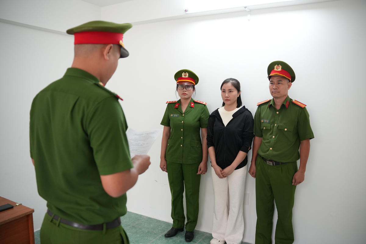 Công an đọc lệnh khởi tố bị can và ra lệnh bắt bị can để tạm giam đối với Trần Thị Xuân. Ảnh: CA.