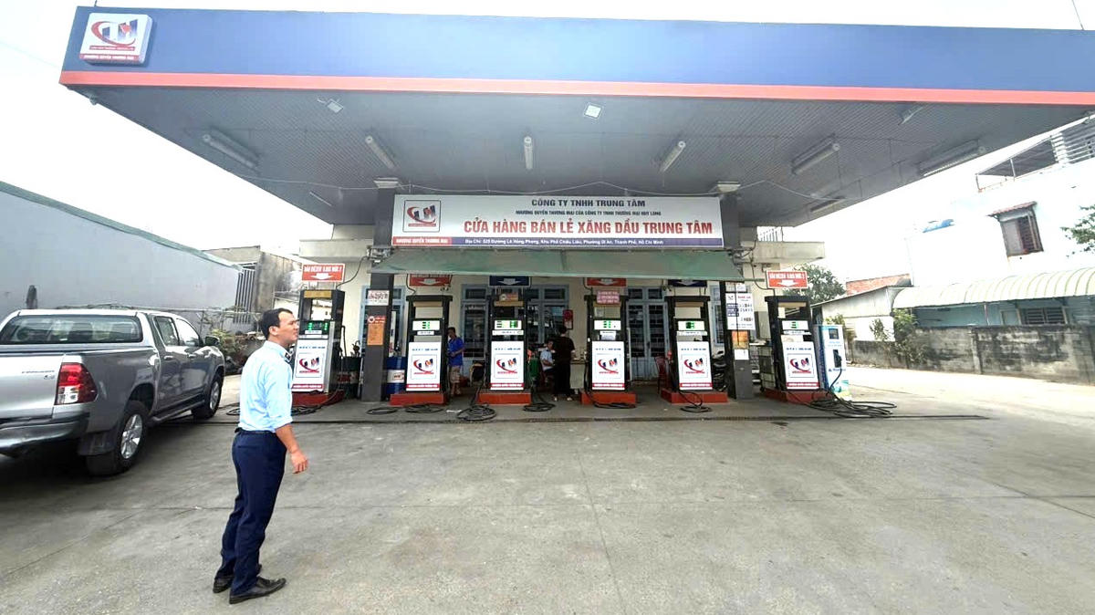 Quản lý thị trường thành phố tăng cường kiểm soát thị trường xăng xầu. Ảnh: QLTT.