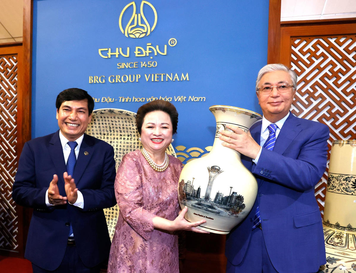 Bà Nguyễn Thị Nga tặng bình gốm Chu Đậu vẽ vàng kim cho Tổng thống Kazakhstan Kassym-Jomart Tokayev. 