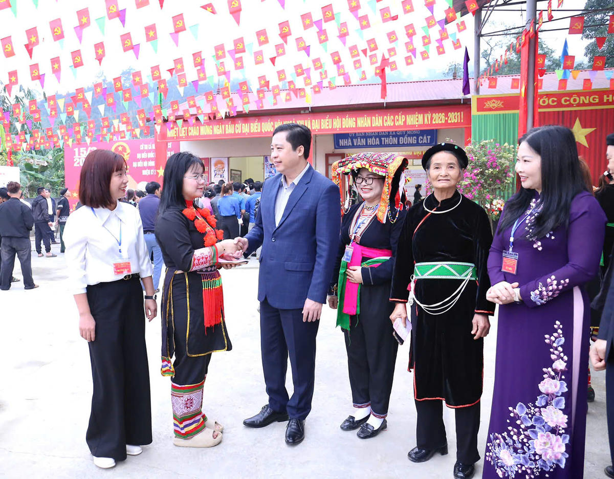 Bí thư Tỉnh ủy Lào Cai Dương Quốc Huy trò chuyện với cử tri xã Quy Mông. Ảnh: laocai.gov.vn.