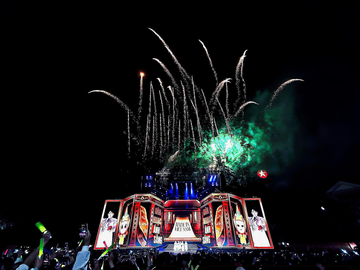 Các chương trình nghệ thuật sáng tạo Made in Vietnam thu hút lượng lớn khán giả.