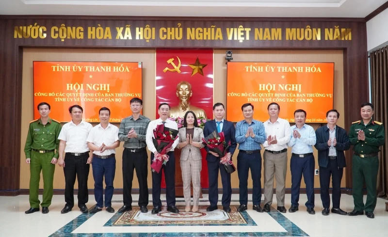 Ban Thường vụ Đảng ủy xã Mường Lát tặng hoa chúc mừng 2 cán bộ vừa được bổ nhiệm. Ảnh: Hoàng Lan.