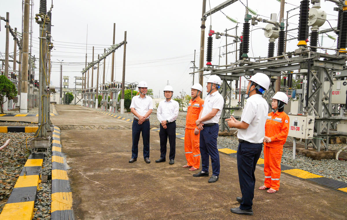 Ông Phạm Việt Thắng - Phó Giám đốc Công ty kiểm tra công tác đảm bảo cấp điện mùa hè tại TBA 110 kV Thạch Linh.