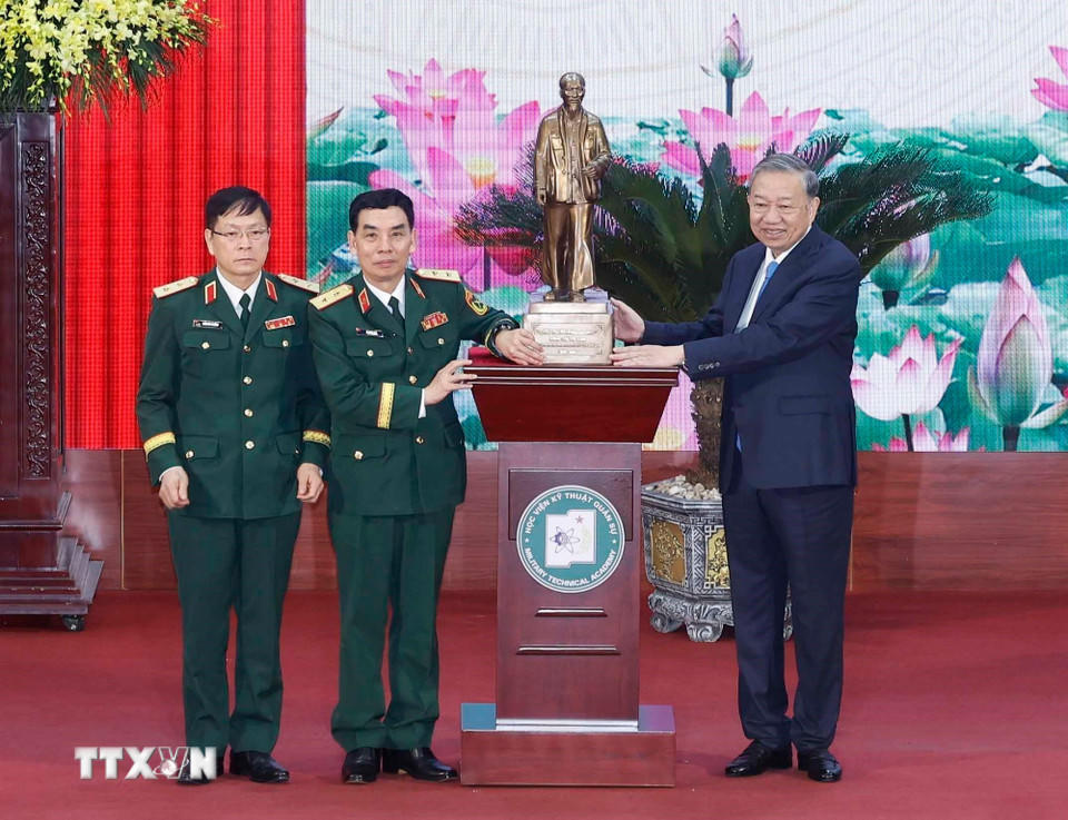 Tổng Bí thư Tô Lâm tặng bức tượng Chủ tịch Hồ Chí Minh cho Học viện Kỹ thuật quân sự. (Ảnh: Thống Nhất/TTXVN).