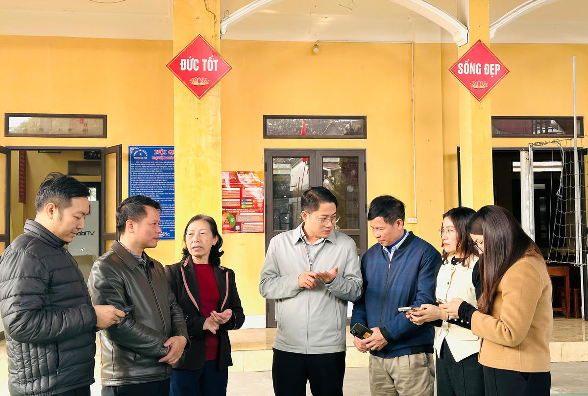 Ông Ngô Hoài Linh, Phó Chủ tịch Ủy ban MTTQ Việt Nam tỉnh Lào Cai đi kiểm tra công tác bầu cử. Ảnh: Thanh Xuân.