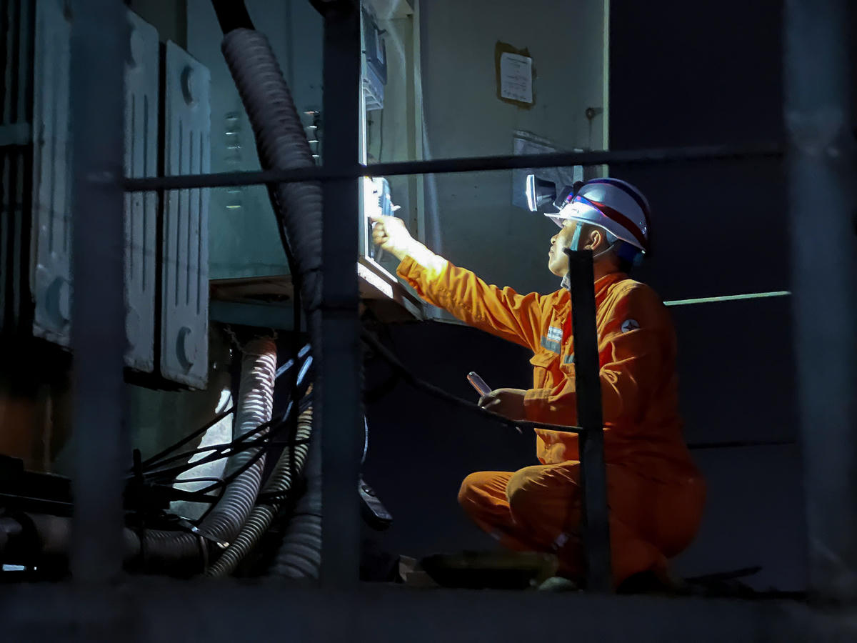 Đội QLĐLKV Cẩm Xuyên duy trì công tác kiểm tra ngày, đêm trên các tuyến đường dây và trạm biến áp.