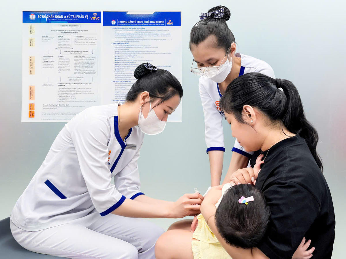 Khuyến cáo của các chuyên gia, tiêm vaccine phòng bệnh não mô cầu cho trẻ. Ảnh: P.L