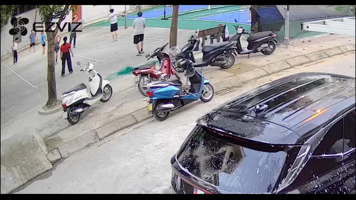 Hai bác sĩ kịp thời cứu người đàn ông đột quỵ trên sân bóng chuyền