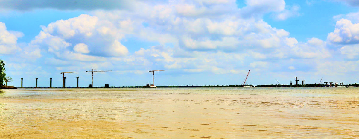 Cầu Đại Ngãi 1 (thuộc dự án đầu tư xây dựng cầu Ðại Ngãi do Ban Quản lý dự án 85, Bộ Xây dựng làm chủ đầu tư) có chiều dài hơn 3km, trong đó phần cầu chính dài 2,59km, rộng 21,5m, bắc qua luồng Định An của sông Hậu. Ảnh: Thanh Tiến. 