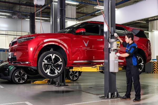 Giá xăng biến động, ô tô điện trở thành lời giải tiết kiệm cho khách Việt