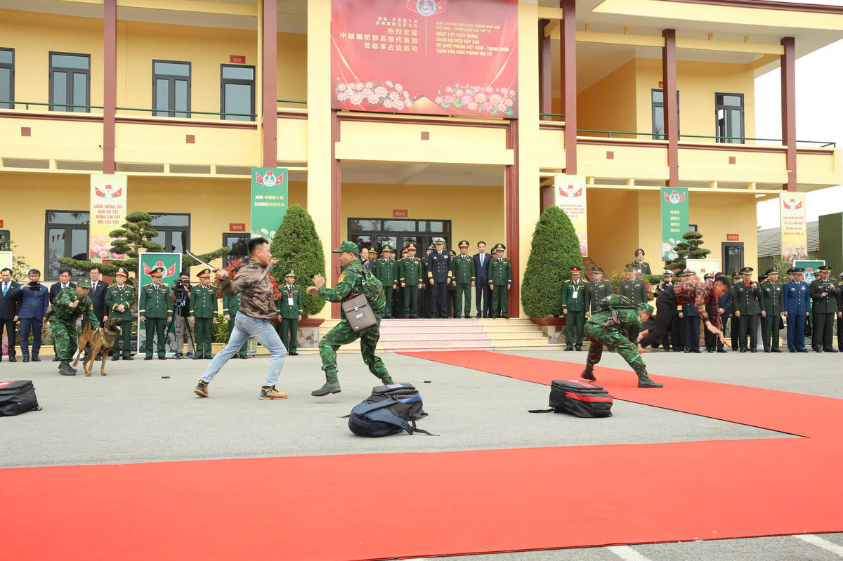 Đại tướng Phan Văn Giang và Thượng tướng Đổng Quân chứng kiến các chiến sĩ Biên phòng thực hiện một tình huống nghiệp vụ phát hiện và bắt giữ tội phạm ma túy.