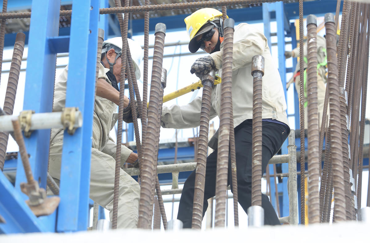 Các công nhân đang thi công thân bệ trụ cầu chính.&nbsp;Ảnh: Thanh Tiến