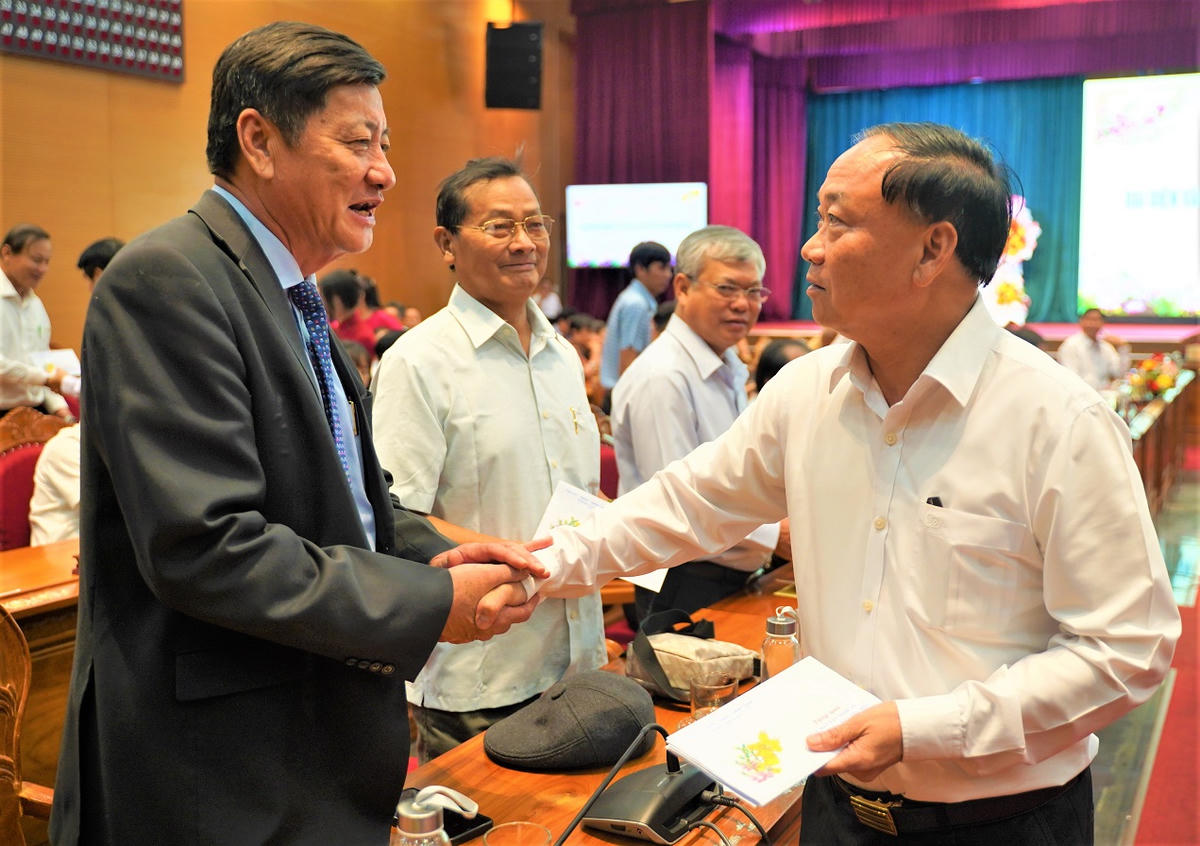 Bí thư Tỉnh ủy Gia Lai Thái Đại Ngọc (bên phải) bắt tay thăm hỏi văn nghệ sĩ, trí thức, kiều bào tại buổi gặp mặt. Ảnh: Đình Sang.