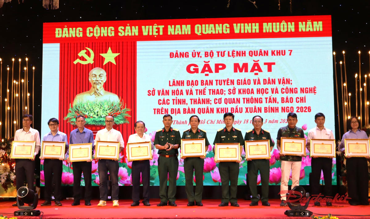   Phóng viên Nguyễn Thành Luân (thứ hai, từ trái qua phải) - Báo Đại đoàn kết nhận Bằng khen của Bộ Tư lệnh Quân khu 7 vì có thành tích xuất sắc trong phối hợp tuyên truyền hoạt động của LLVT Quân khu năm 2025. Ảnh: Hồng Phúc.
