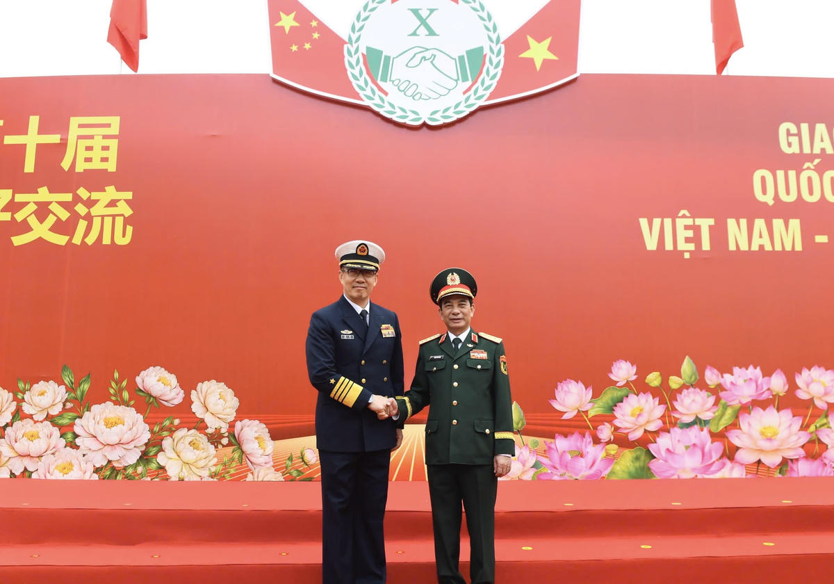Đại tướng Phan Văn Giang, Bộ trưởng Bộ Quốc phòng và Thượng tướng Đổng Quân, Bộ trưởng Bộ Quốc phòng Trung Quốc. Ảnh: Mỹ Hạnh