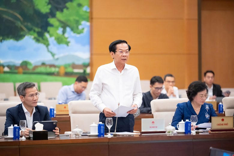 Bộ trưởng Bộ Nội vụ Đỗ Thanh Bình báo cáo tại phiên họp