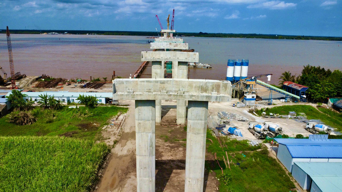 Tuy nhiên, công trình hiện đang gặp khó khăn về nguồn vật liệu xây dựng (không đủ nguồn đá hộc để thi công phần kè và thiếu đá cho bê tông xi măng). Ảnh: Thanh Tiến. 